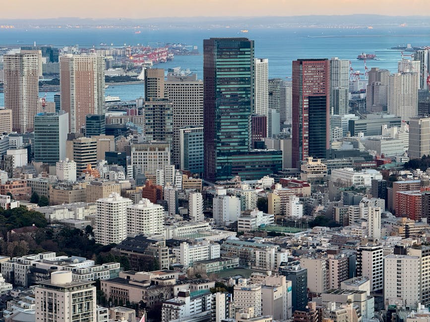 夕暮れ時の港区の近代的な高層ビル群を映した東京のスカイラインの航空写真。