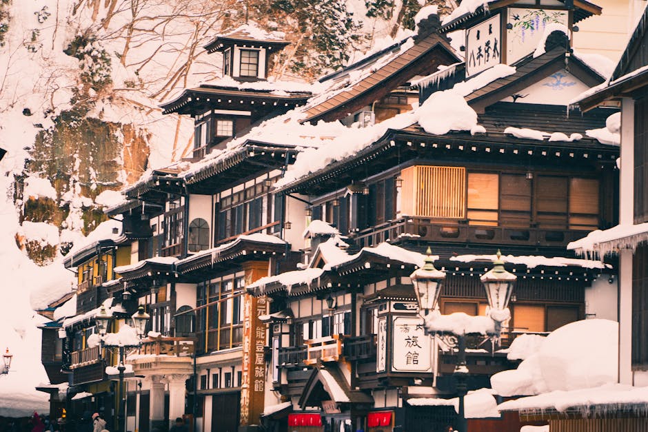 雪に覆われた趣のある日本の建物。冬の間、伝統的な建築様式を披露します。