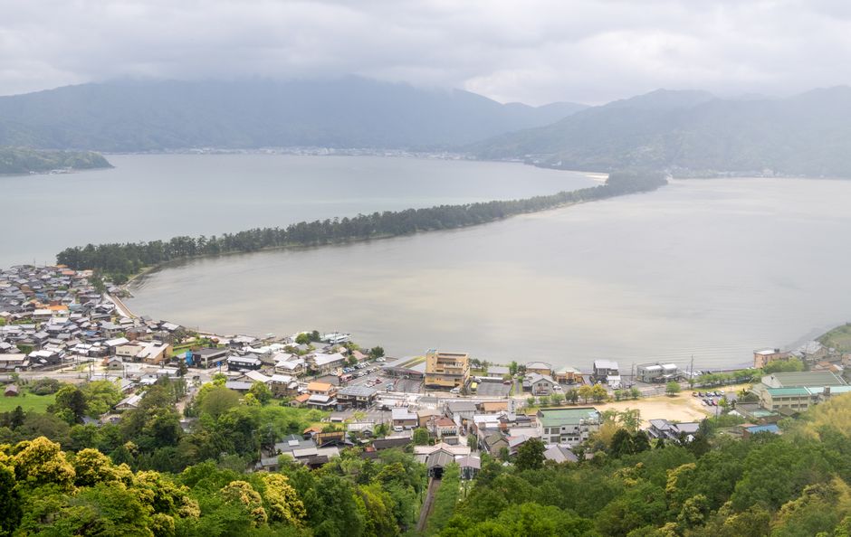 日本の町と港に囲まれた天橋立の砂州の空撮。