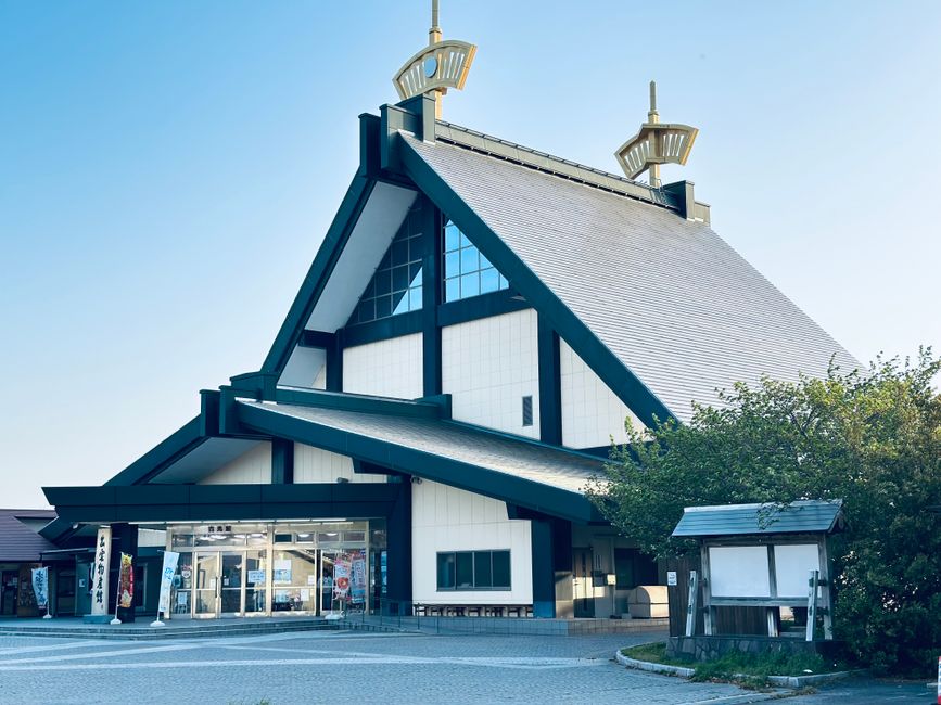 澄み切った青空の下、伝統的な建築要素を備えた現代的な日本建築。