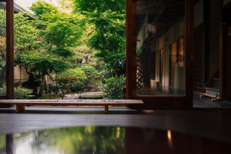 京都の伝統的な家屋を通して見た日本庭園の静かな景色。