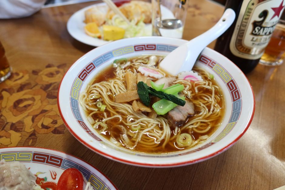 埼玉県のレストランで提供される、具材たっぷりの本格的な日本のラーメン。まさに最高のソウルフード。