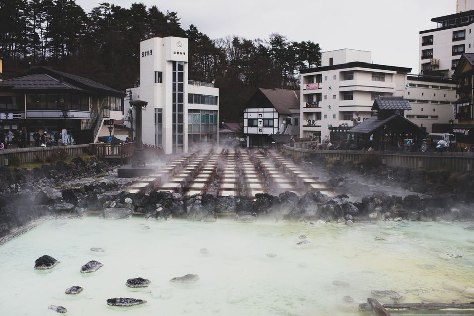 鉱物豊かな温泉町で、蒸気が立ち上る静かな場所。伝統的な建築に囲まれています。