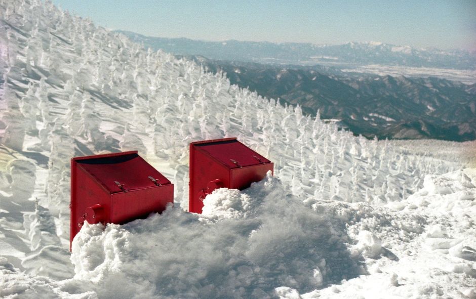 日本の山形県にある「スノーモンスター」のいる雪山の赤い箱。