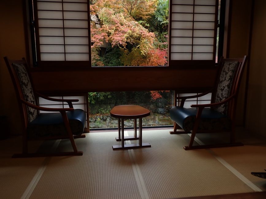日帰り温泉の個室休憩をイメージした障子窓のある和室