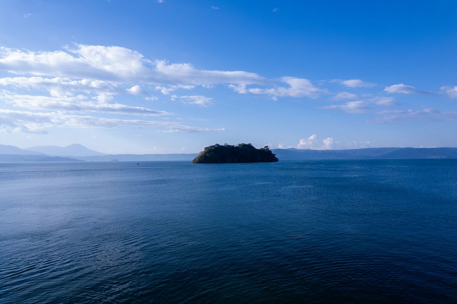 自然と旅行のテーマに最適な、島と青い空のある静かな湖の風景を撮影しました。