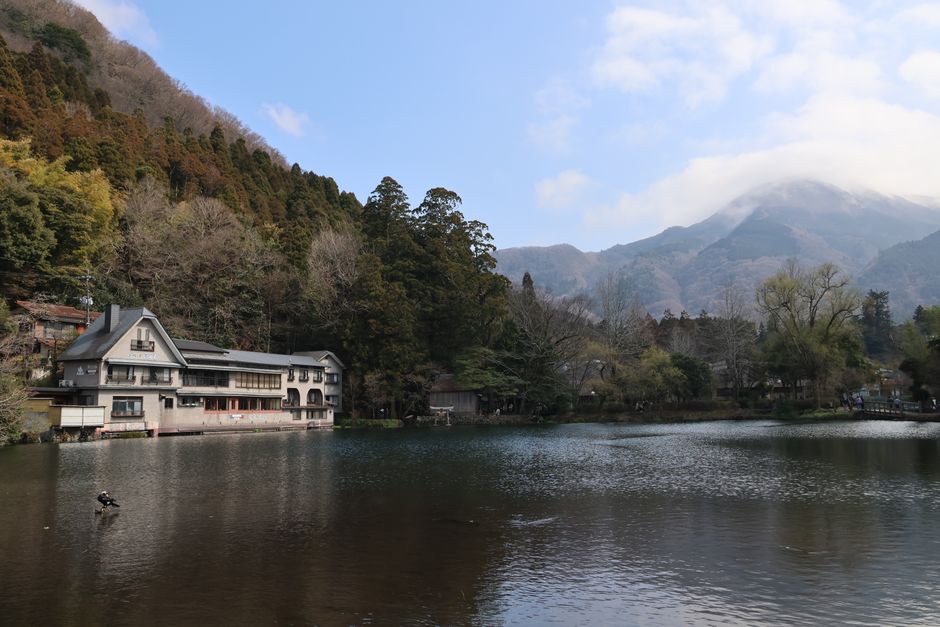 由布院・金鱗湖の湖面と由布岳