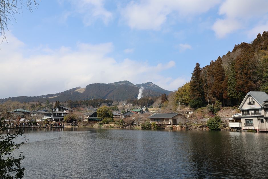 由布院の金鱗湖と湖畔の宿、奥に見える山並み