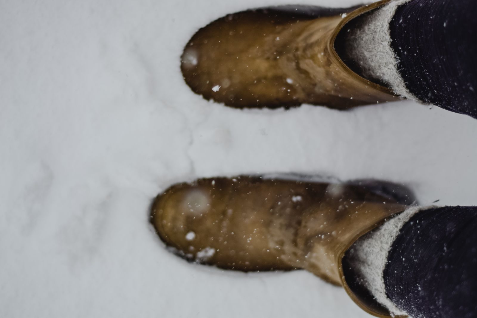 雪道歩きに備える防水スノーブーツのイメージ